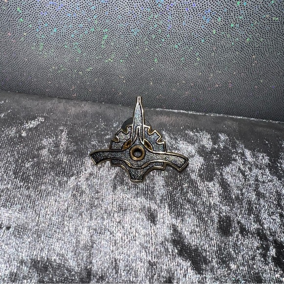 Disney pin collectors trading pins sparkle grey gold Disney parks merchandise - Picture 3 of 7